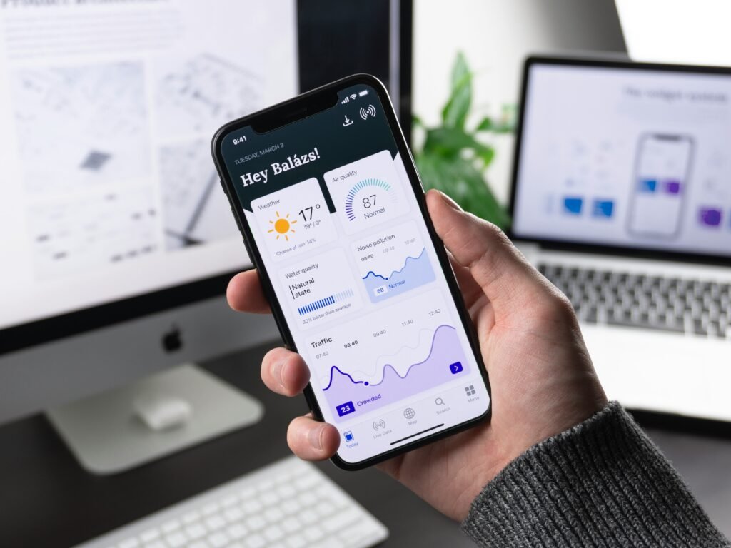 تطبيق جوال يعرض لوحة بيانات